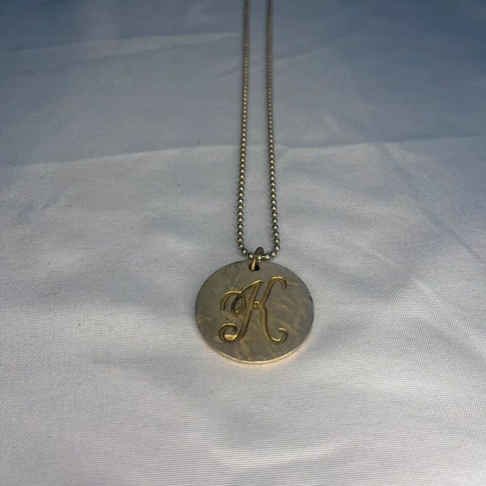 Gold-Tone Initial “K” Pendant Necklace – Vintage-Inspired Statement Jewelry